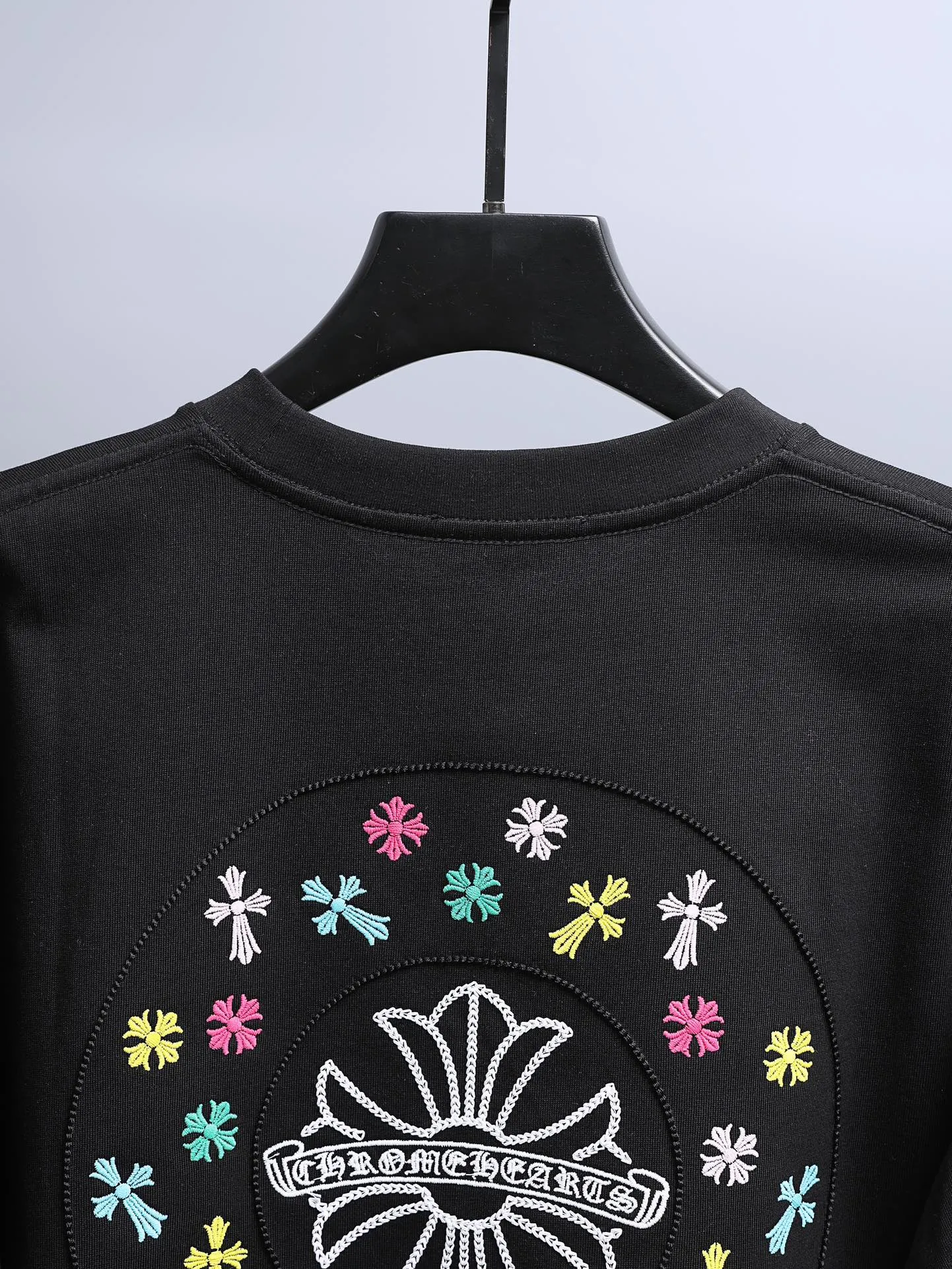 P170 Chrome Hearts* 2꯭0꯭2꯭6 new spring and summer style ❤️ Original ⌚️ high version Chrome Hearts The fabric is made of 280g high-density pure cotton. It does not deform or shrink. Process introduction: double thread movement on the chest. The back panel uses overlapping embroidery🪡 process➕the back panel towel rope embroidery process. Color: black SIZE: S-XXL
